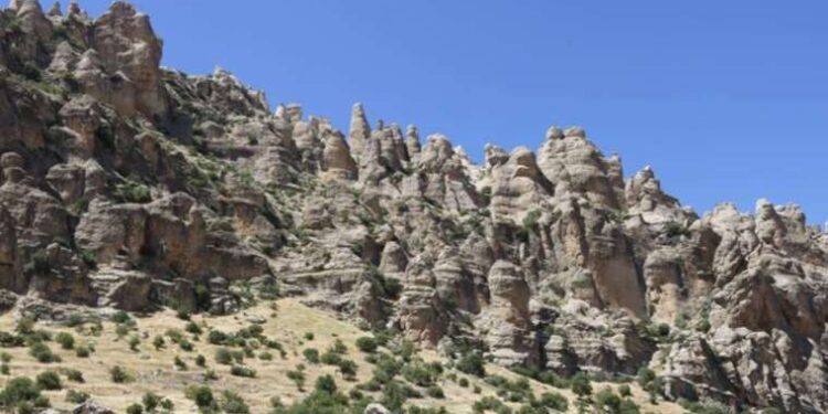 Diyarbakır’ın peri bacaları görenleri kendine hayran bırakıyor