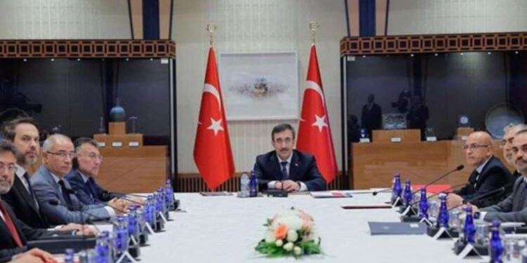 Meclis'te reddedilmişti: Ekonomiyi Saray'ın atadıklarıyla konuşacaklar