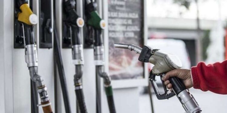 Araç sahipleri dikkat! Akaryakıt da vergi zammından nasibini aldı... Benzin, motorine çifte artış