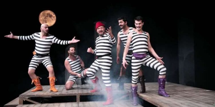 Sürpriz Damatlar filmi konusu nedir? Sürpriz Damatlar filmi nerede çekildi?