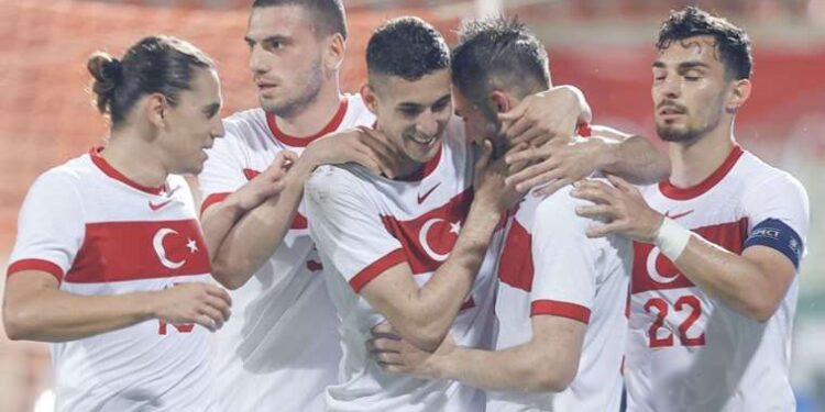 Adı Fenerbahçe ile anılıyordu: Kaan Ayhan'dan Mert Müldür açıklaması