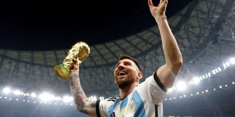 Lionel Messi, Diego Maradona'nın son gol attığı formasını giydi