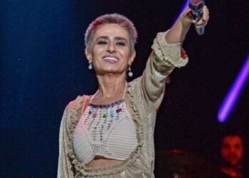 Yıldız Tilbe sahnede peruğunu çıkardı: 'Takınca 35 oluyorum'