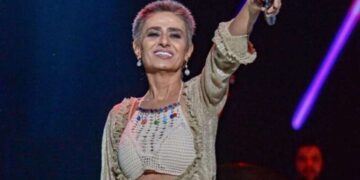 Yıldız Tilbe sahnede peruğunu çıkardı: 'Takınca 35 oluyorum'