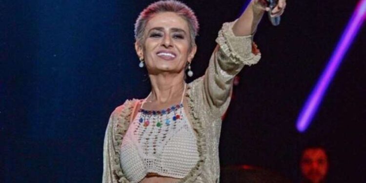 Yıldız Tilbe sahnede peruğunu çıkardı: 'Takınca 35 oluyorum'