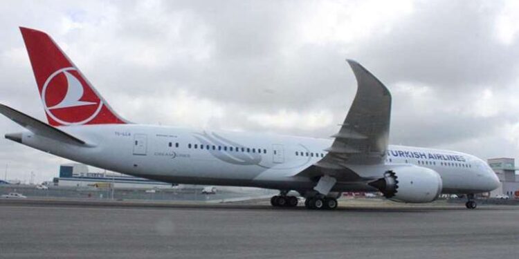 Uçağa geç kalan yolcu acil durum butonunu kırdı