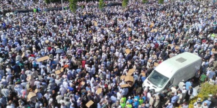 Menzil cemaati 'şeyh' Abdülbaki Erol'un cenazesini gövde gösterisine dönüştürdü!