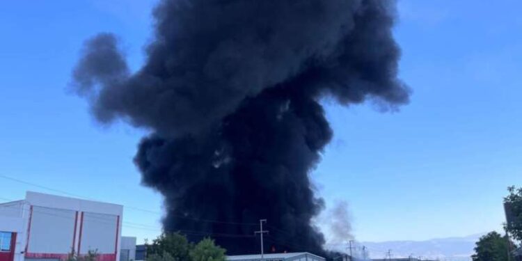 Geri dönüşüm depolama tesisinde korkutan yangın!