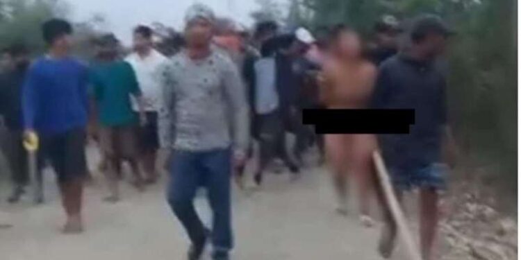 Cinsel istismarda bulundukları kadınları çıplak gezdirdiler