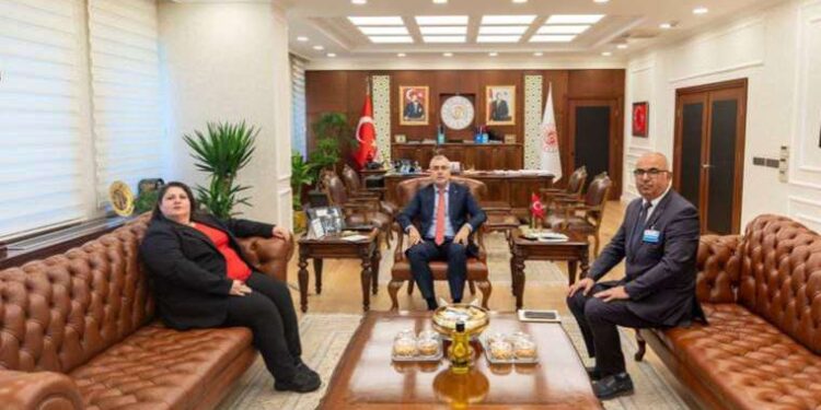 Uşak Üniversitesi, mezuniyet töreninde LGBTİ bayrağı açan öğrenci hakkında inceleme başlattı