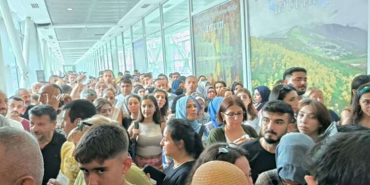 Vergi zamları sınır kapılarında yoğunluğa neden oldu