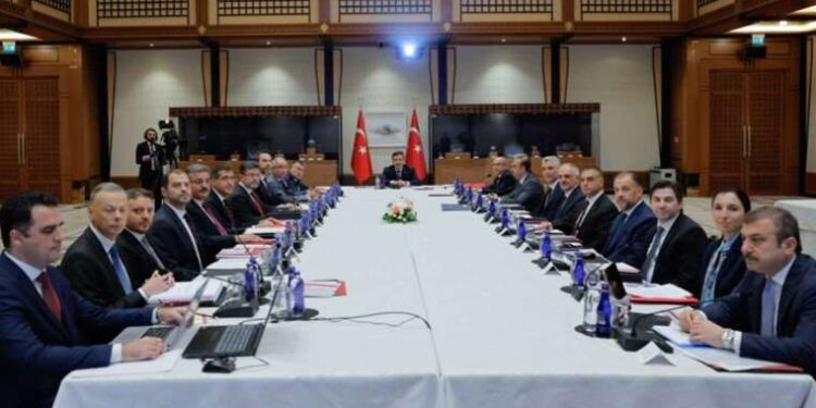 Trenin çarptığı kişi hayatını kaybetti