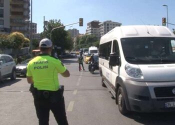 Ceza yiyen minibüs şoföründen pişkin savunma: 'Mor ışıkta geçtim'