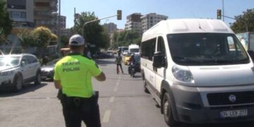 Ceza yiyen minibüs şoföründen pişkin savunma: 'Mor ışıkta geçtim'