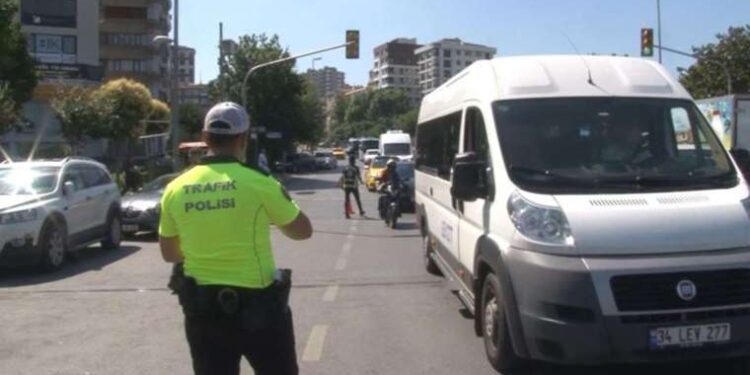 Ceza yiyen minibüs şoföründen pişkin savunma: 'Mor ışıkta geçtim'