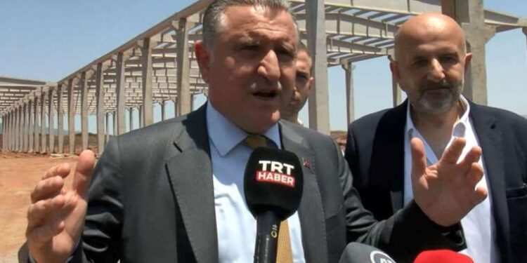 Doğduğundan beri ağlayan bebeğin vücudunda enjektör iğnesi çıktı