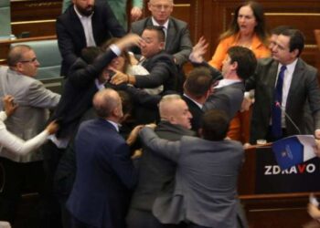 Kosova Meclisi'nde kavga çıktı: Milletvekilleri birbirine girdi