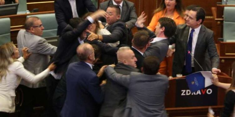 Kosova Meclisi'nde kavga çıktı: Milletvekilleri birbirine girdi