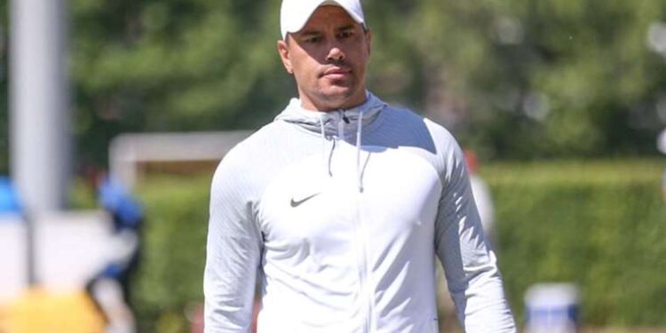 İsveç, ateşe verilen büyükelçilik binasını kapattı