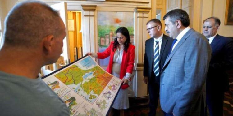 Karma eğitimi hedef almıştı: Bakan Tekin, Özel Fener Rum okullarını ziyaret etti