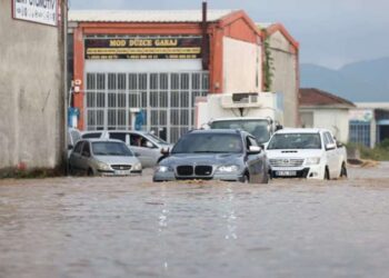 İngiltere’de bir okulda öğretmene bıçaklı saldırı