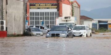 Düzce'de sel: Tek katlı ev yıkıldı!