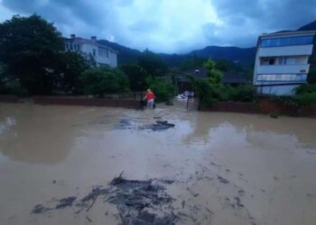 Kastamonu'yu sel vurdu: Dereler taştı, evleri su bastı