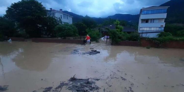 Kastamonu'yu sel vurdu: Dereler taştı, evleri su bastı