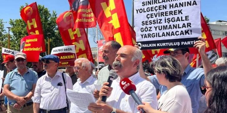 İsale hattı patladı, içine araç düştü