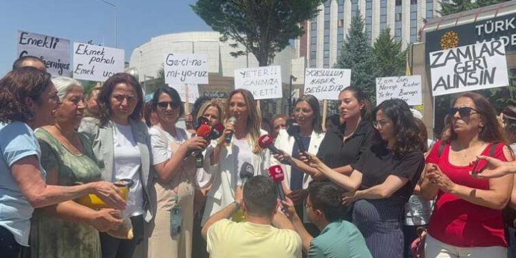 Sağlıkçılardan İstanbul İl Sağlık Müdürlüğü önünde eylem