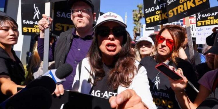 Hollywood: On binlerce oyuncu ve senaristin tarihi grevi 'yıl sonuna kadar sürebilir'