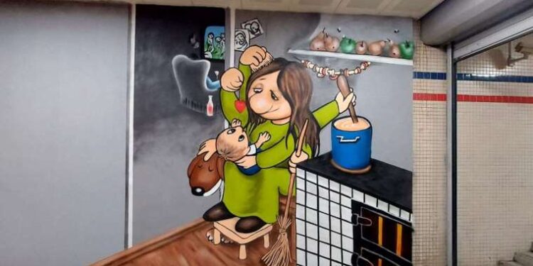 Polis çatıda çıplak halde güneşlenen kişiyi arıyor… Sireni duyunca kaçtı!