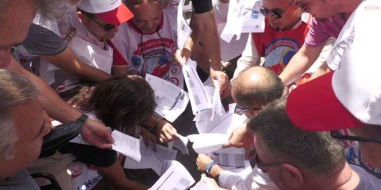 Birleşik Kamu-İş Konfederasyonu üyeleri bordrolarını yakarak isyan etti: 'Kamu emekçilerini enflasyona ezdirdiniz'