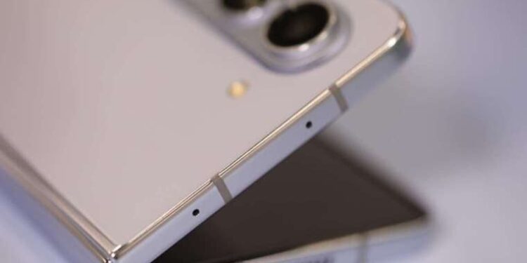 Samsung yeni katlanabilir dev ekranlı telefonu: Samsung Galaxy Z Fold 5