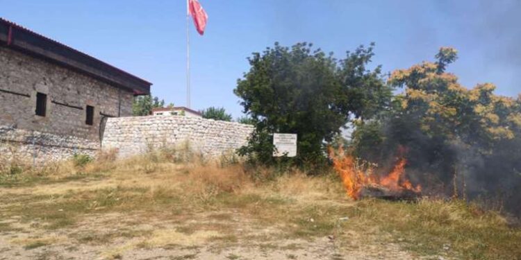 Zile Kalesi'nin eteklerinde yangın paniği!