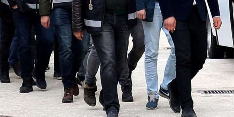 Yunanistan’da yangın söndürme uçağı düştü