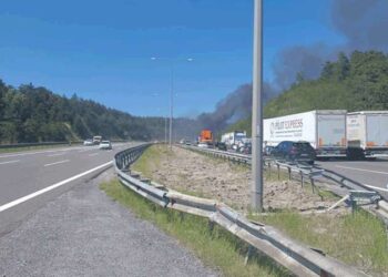 Kimyasal madde taşıyan TIR alev aldı: Yol trafiğe kapatıldı