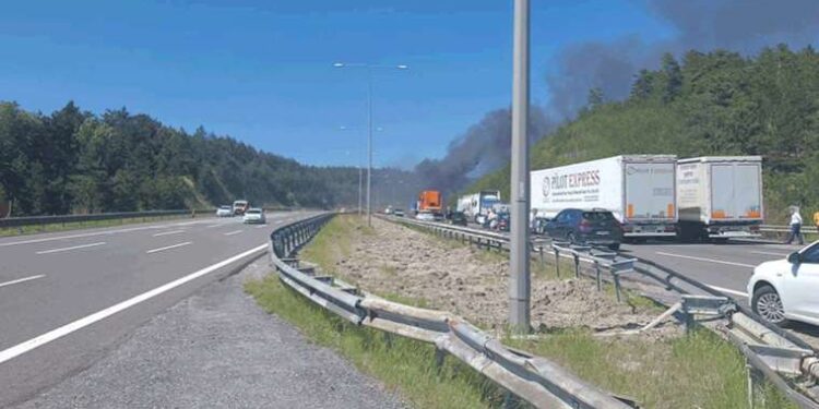 Kimyasal madde taşıyan TIR alev aldı: Yol trafiğe kapatıldı