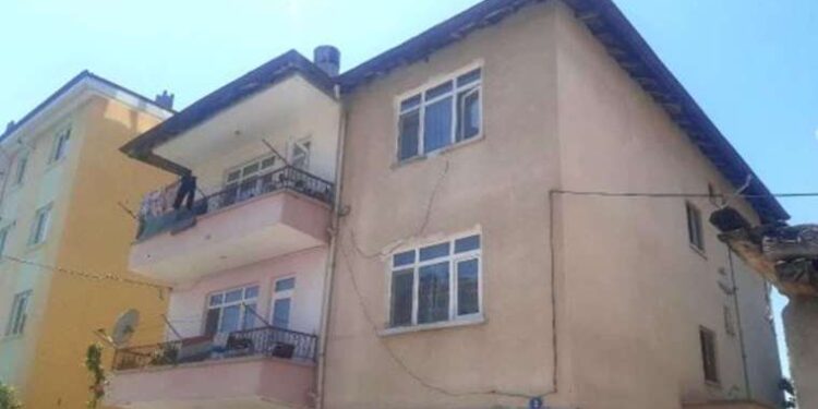 Ankara'da ikinci kattan düşen 3 yaşındaki çocuk öldü