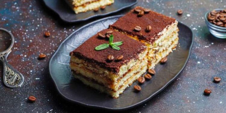 Evde kolay tiramisu nasıl yapılır? Kedi dili bisküvili tiramisu tarifi!