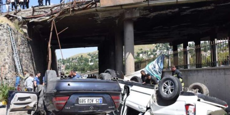 İki otomobil 10 metrelik köprüden düştü: 3 kişi yaralandı!