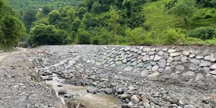 Dua okuyanların üzerine sundurma çöktü: 3 yaralı