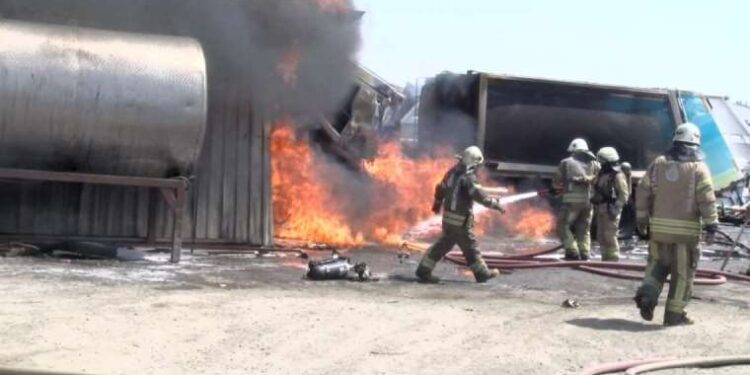 Esenyurt Belediyesi'nin araç bakım atölyesinde korkutan yangın!