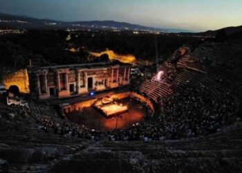 2 bin yıllık amfi tiyatro canlandı