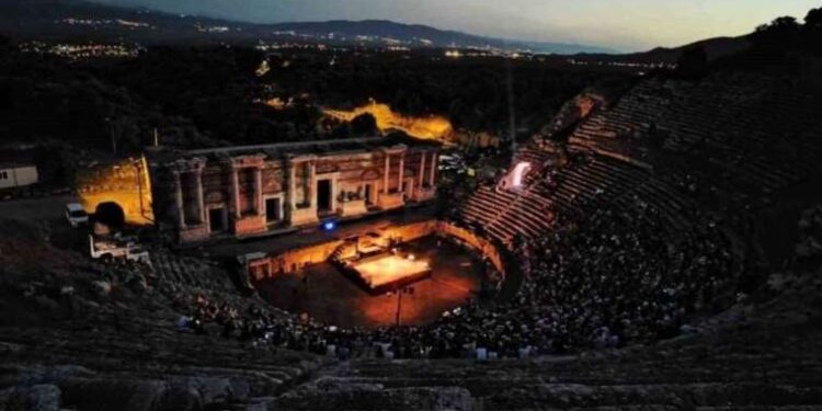 2 bin yıllık amfi tiyatro canlandı