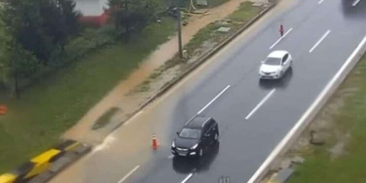 Şiddetli yağışlar çok sayıda kenti vurdu! Yollar göle döndü, araçlar sular altında kaldı