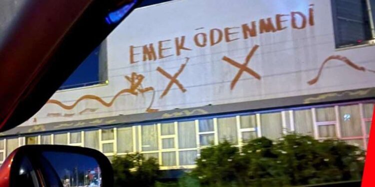 Parasını eksik ödediler: Boyacıdan ilginç protesto