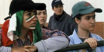 Sağanak yağış hasara yol açtı, geçici köprü 5. kez yıkıldı