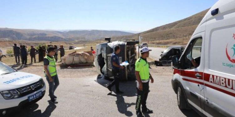 Tarım işçilerini taşıyan minibüs kaza yaptı: Yaralılar var!