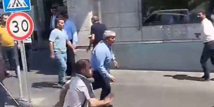 Hindistan’da bir aile cep telefonu almak için 8 aylık bebeğini sattı